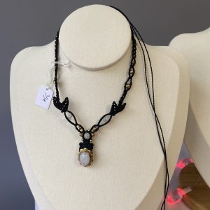 Collier Collier plastron en micro-macramé et pierres fines, création artisanale française.