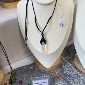 Collier plastron crayon en micro-macramé et pierres fines, création artisanale française.