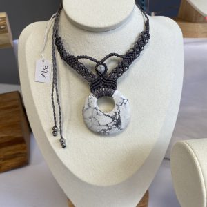 Collier plastron en micro-macramé et pierres fines, création artisanale française.