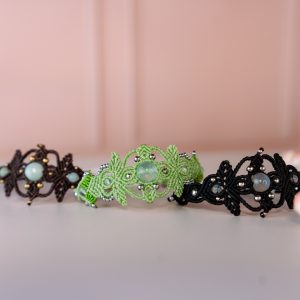 Bracelet fin en micro-macramé avec pierres et perles, création C'Sylvette.