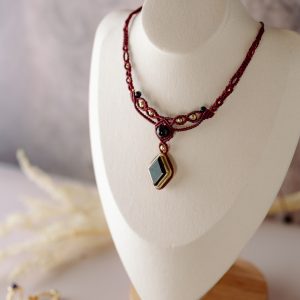 Collier plastron en micro-macramé et pierres fines, création artisanale française.