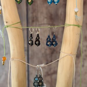 Boucles d'oreilles artisanales C'Sylvette en fil tissé et pierres fines.