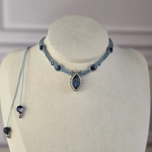 Collier choker C'Sylvette porté sur buste, bijou fait main en pierres naturelles bleues.
