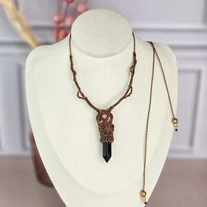 Collier plastron crayon en micro-macramé et pierres fines, création artisanale française.