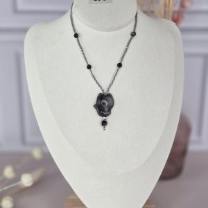 Collier Renard Lunaire présenté sur buste.