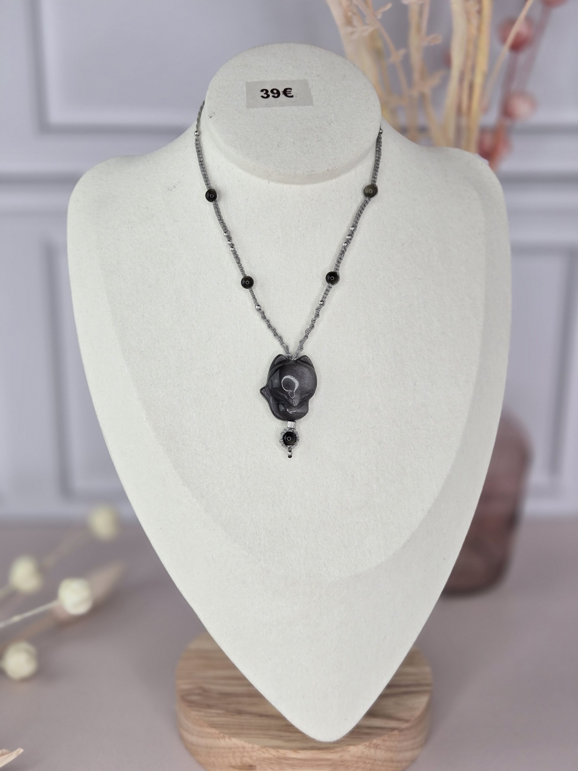 Collier Renard Lunaire présenté sur buste.